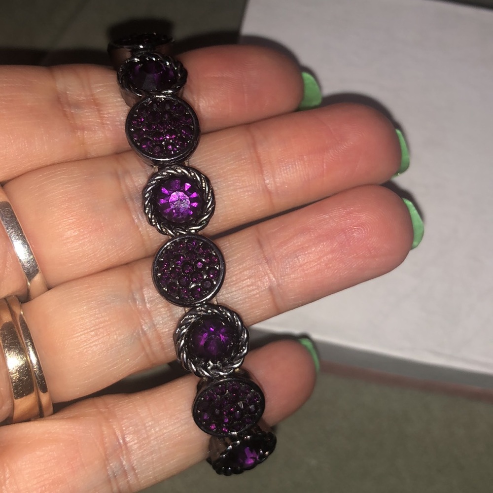 Elastic bracelet. Purple crystals
